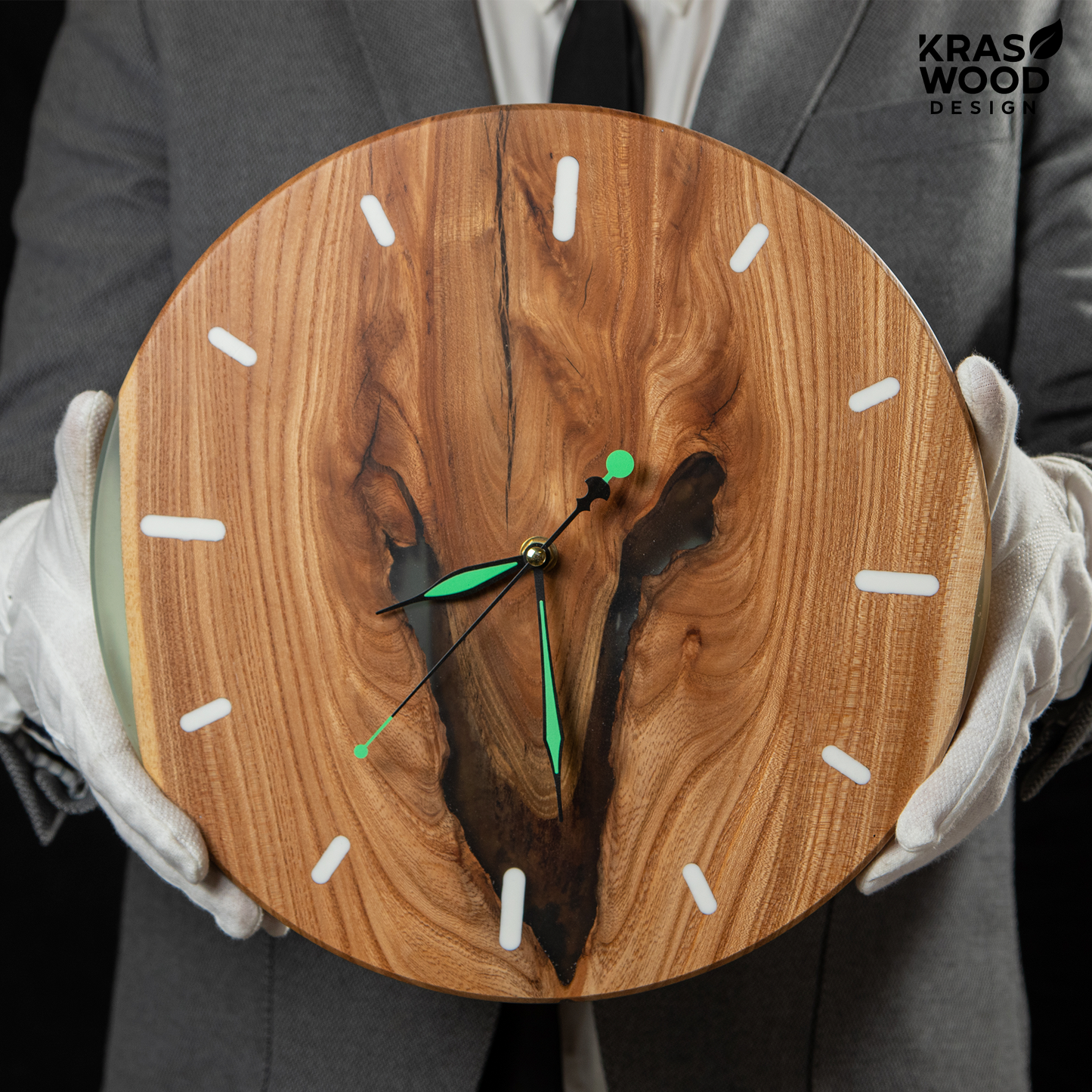 Handcrafted wall clock made of oak and epoxy resin | KrasWood