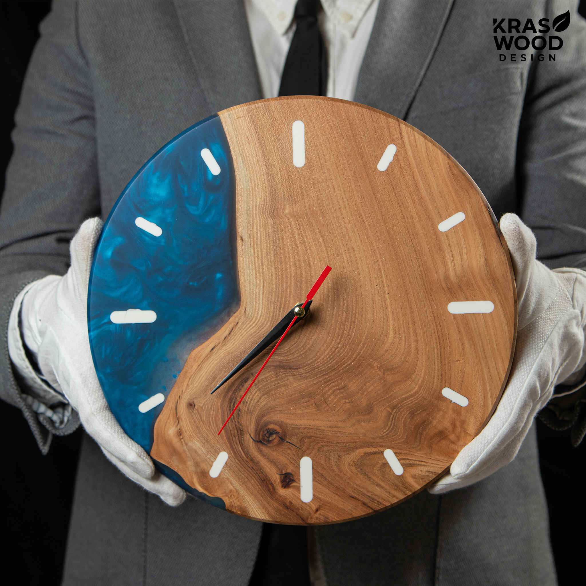 Handcrafted wall clock made of oak and epoxy resin | KrasWood