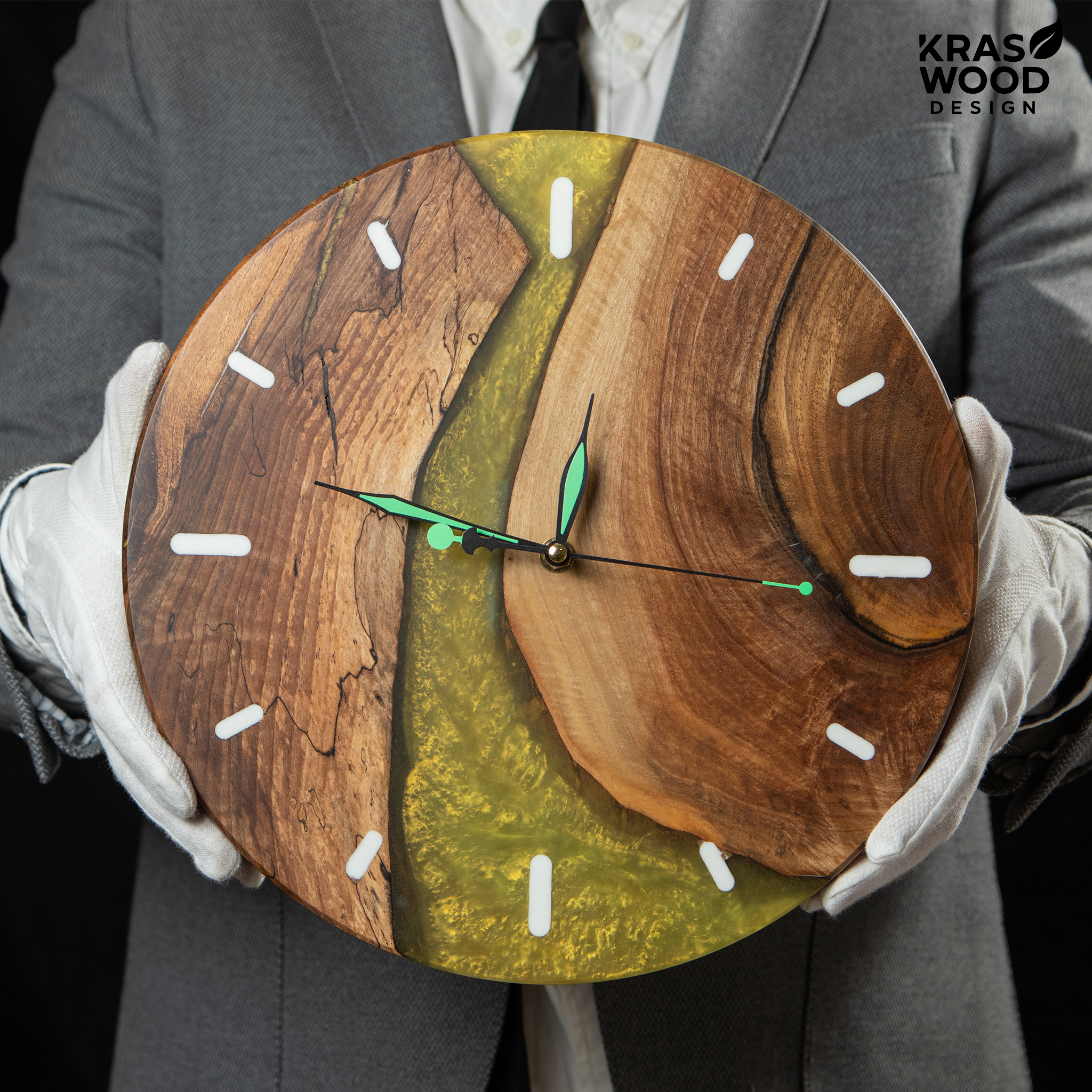 Handcrafted wall clock made of oak and epoxy resin | KrasWood