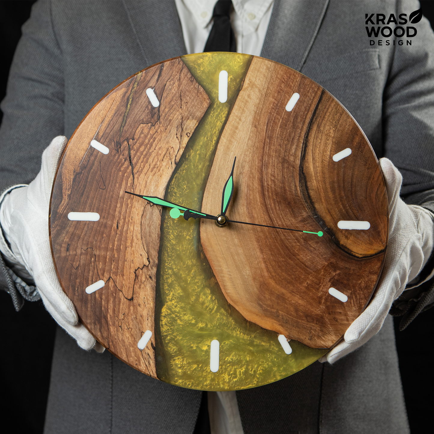 Handcrafted wall clock made of oak and epoxy resin | KrasWood