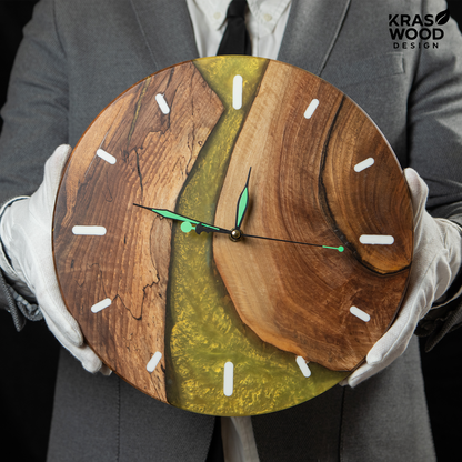 Handcrafted wall clock made of oak and epoxy resin | KrasWood
