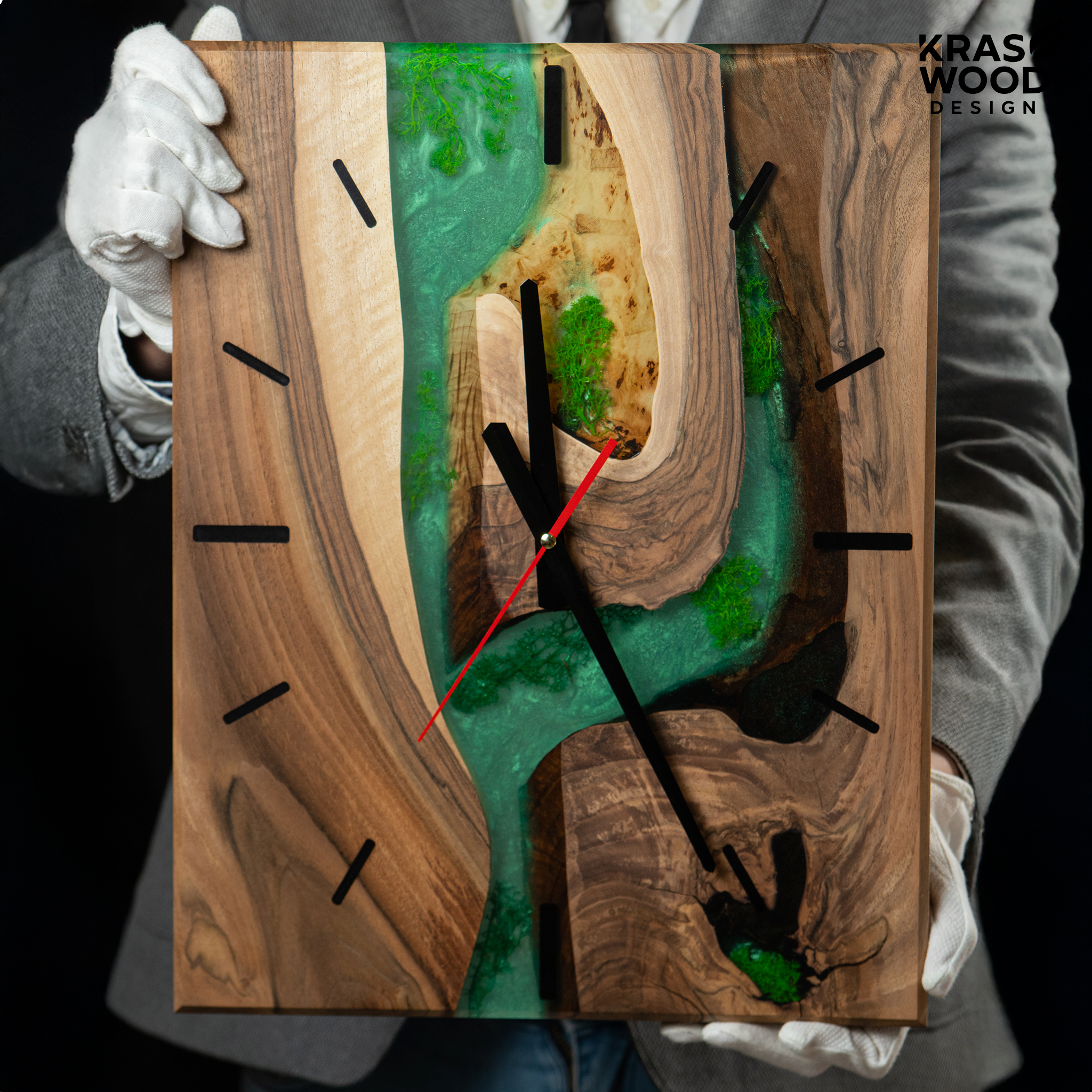 Handcrafted wall clock made of oak and epoxy resin | KrasWood