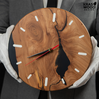 Handcrafted wall clock made of oak and epoxy resin | KrasWood