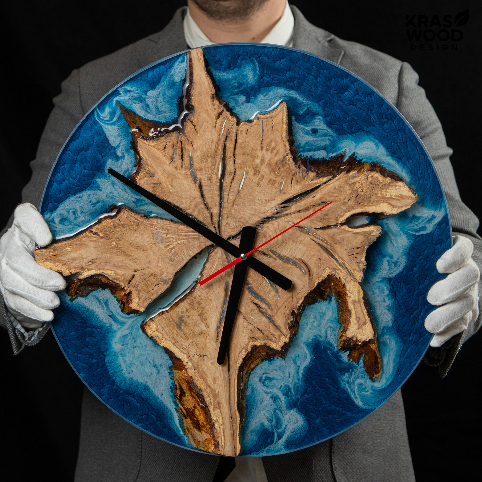Handcrafted wall clock made of oak and epoxy resin | KrasWood