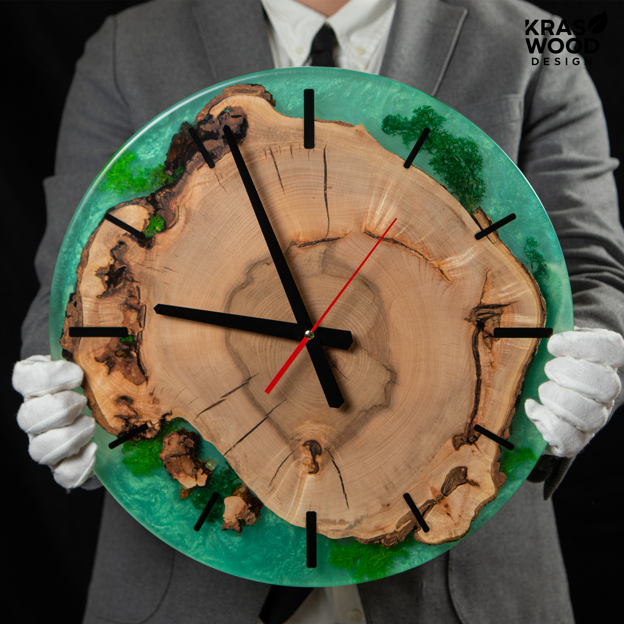 Handcrafted wall clock made of oak and epoxy resin | KrasWood