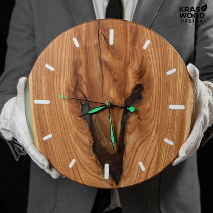 Handcrafted wall clock made of oak and epoxy resin | KrasWood