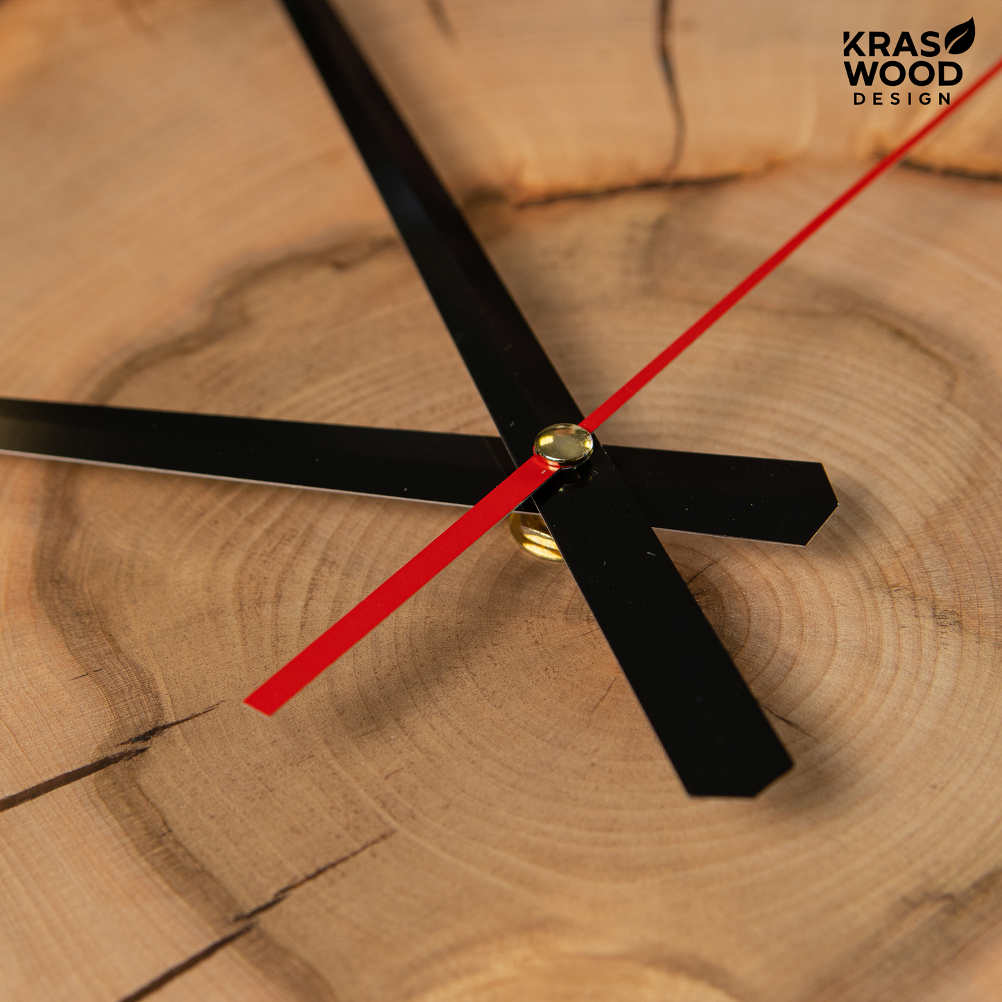 Handcrafted wall clock made of oak and epoxy resin | KrasWood