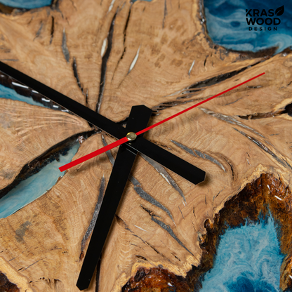 Handcrafted wall clock made of oak and epoxy resin | KrasWood