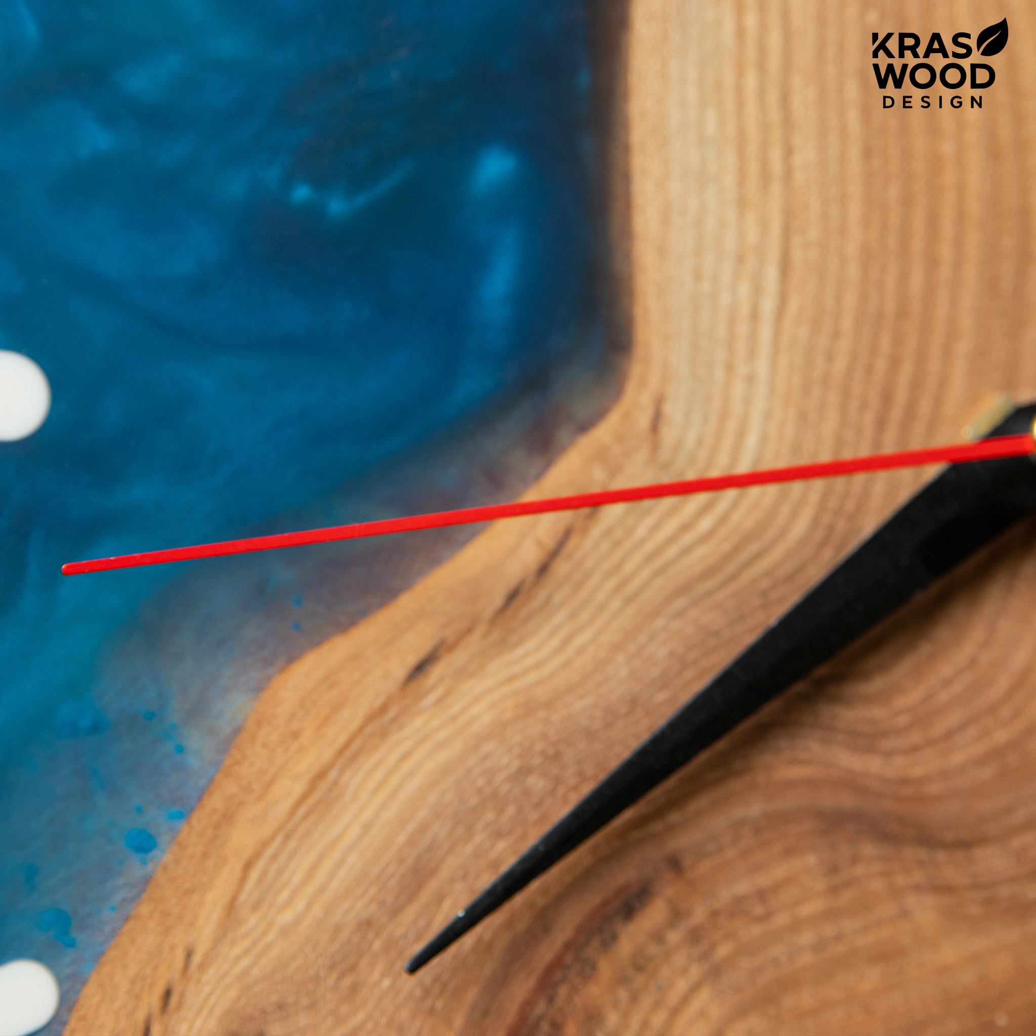 Handcrafted wall clock made of oak and epoxy resin | KrasWood