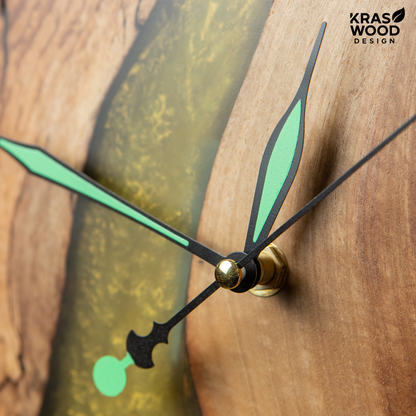 Handcrafted wall clock made of oak and epoxy resin | KrasWood
