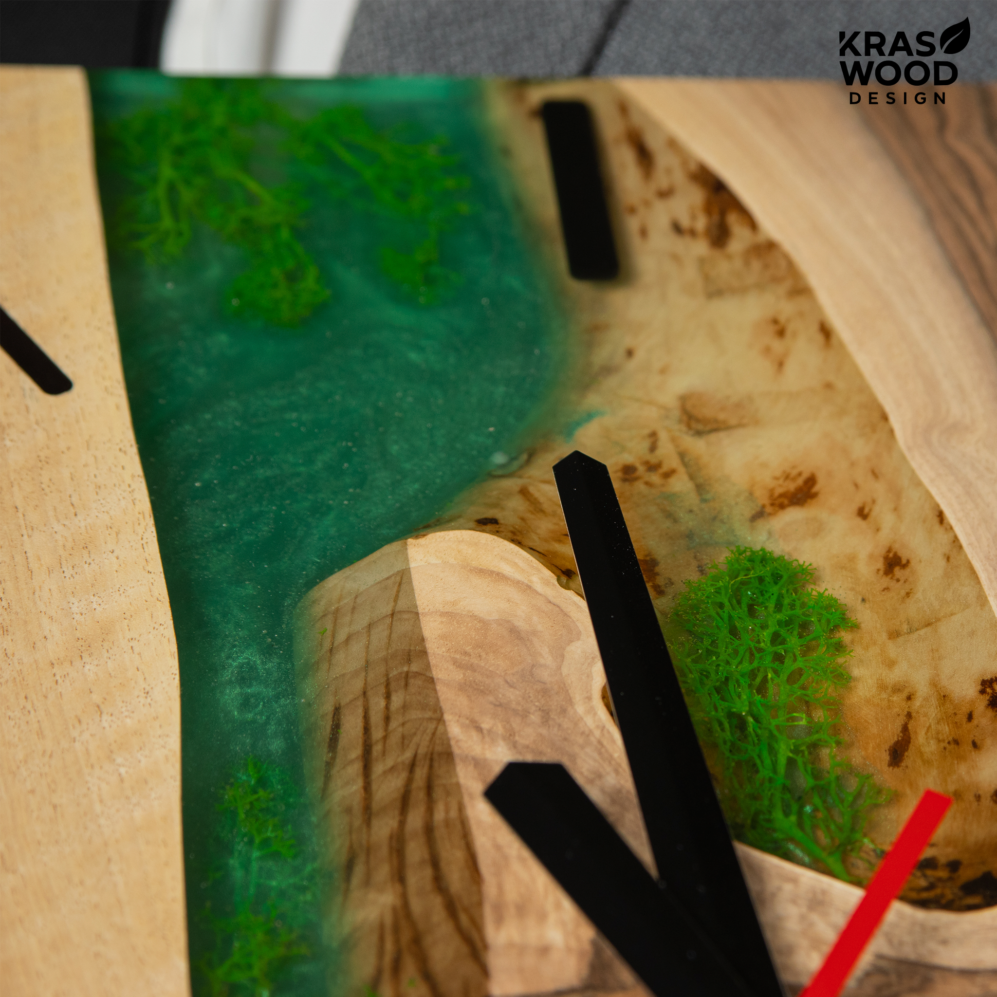 Handcrafted wall clock made of oak and epoxy resin | KrasWood