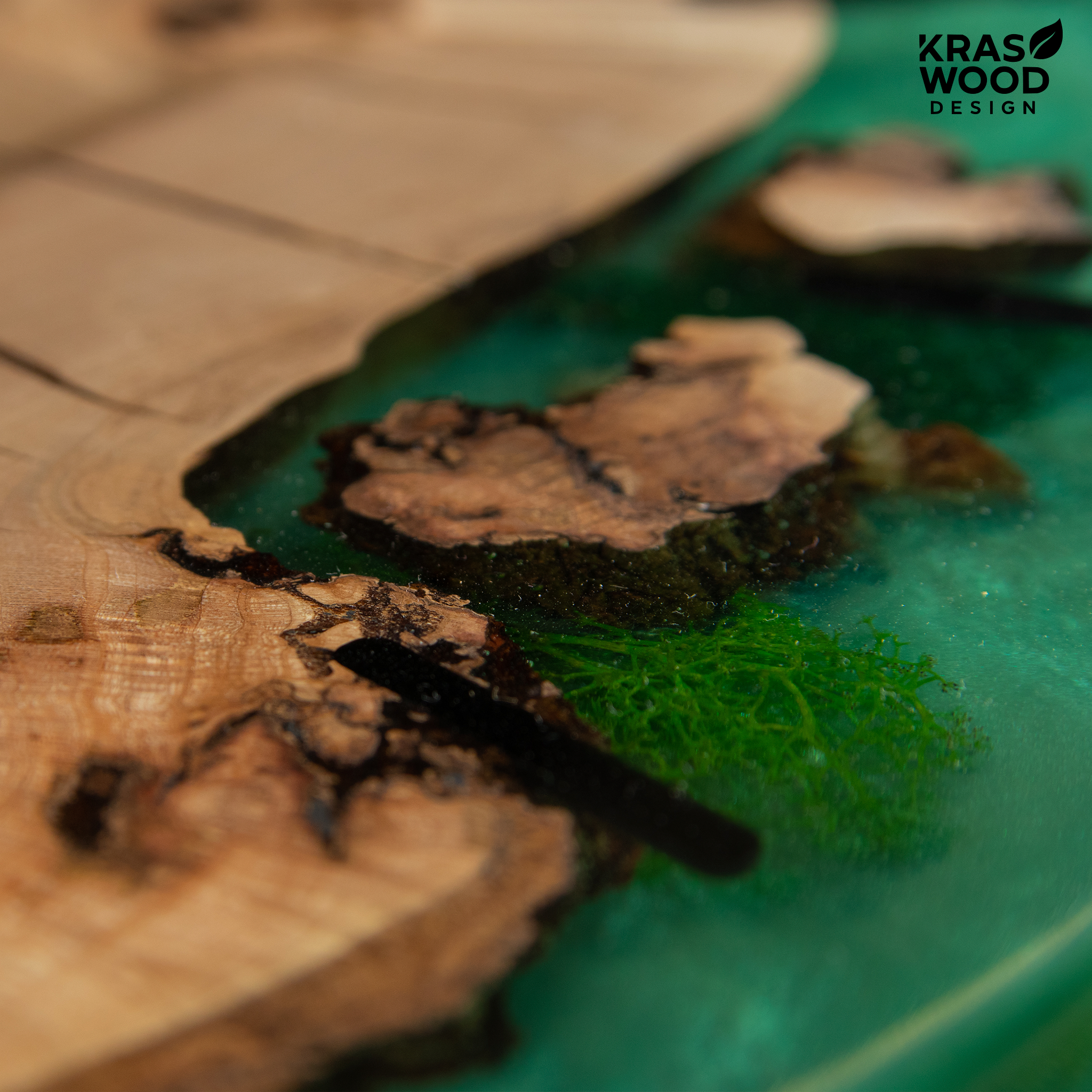 Handcrafted wall clock made of oak and epoxy resin | KrasWood