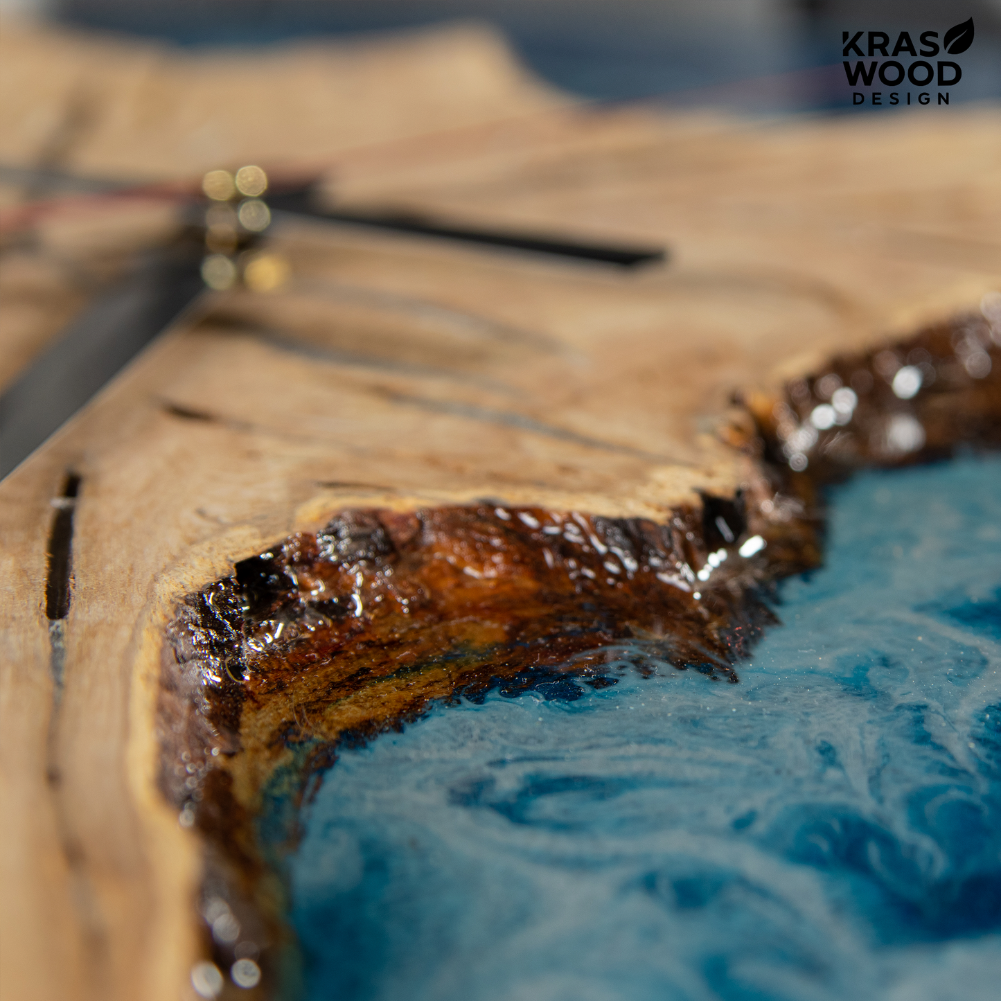 Handcrafted wall clock made of oak and epoxy resin | KrasWood