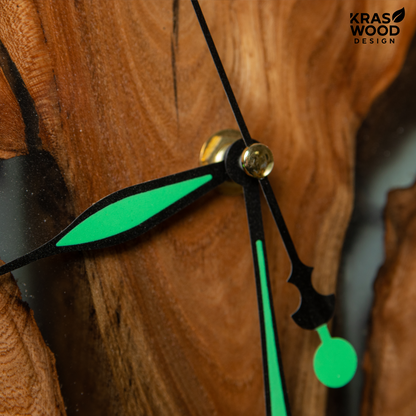Handcrafted wall clock made of oak and epoxy resin | KrasWood