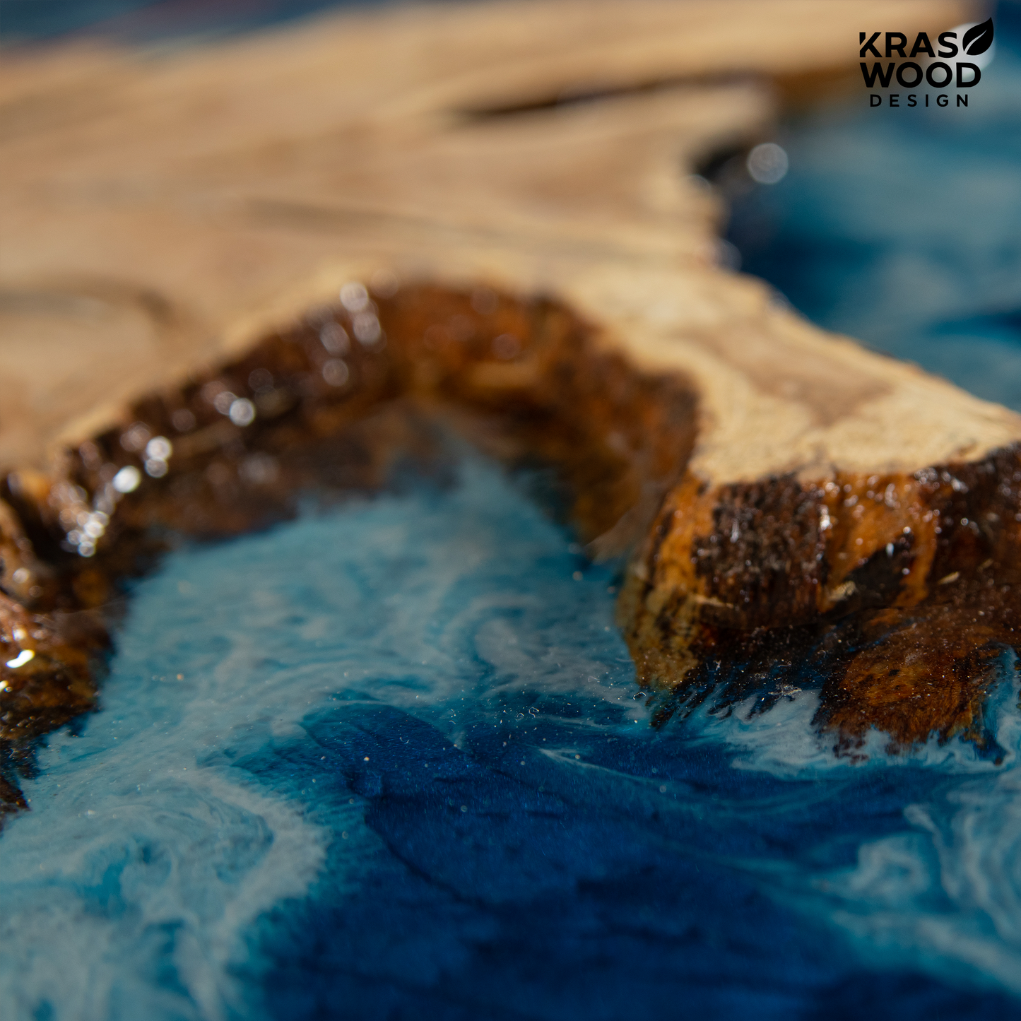 Handcrafted wall clock made of oak and epoxy resin | KrasWood