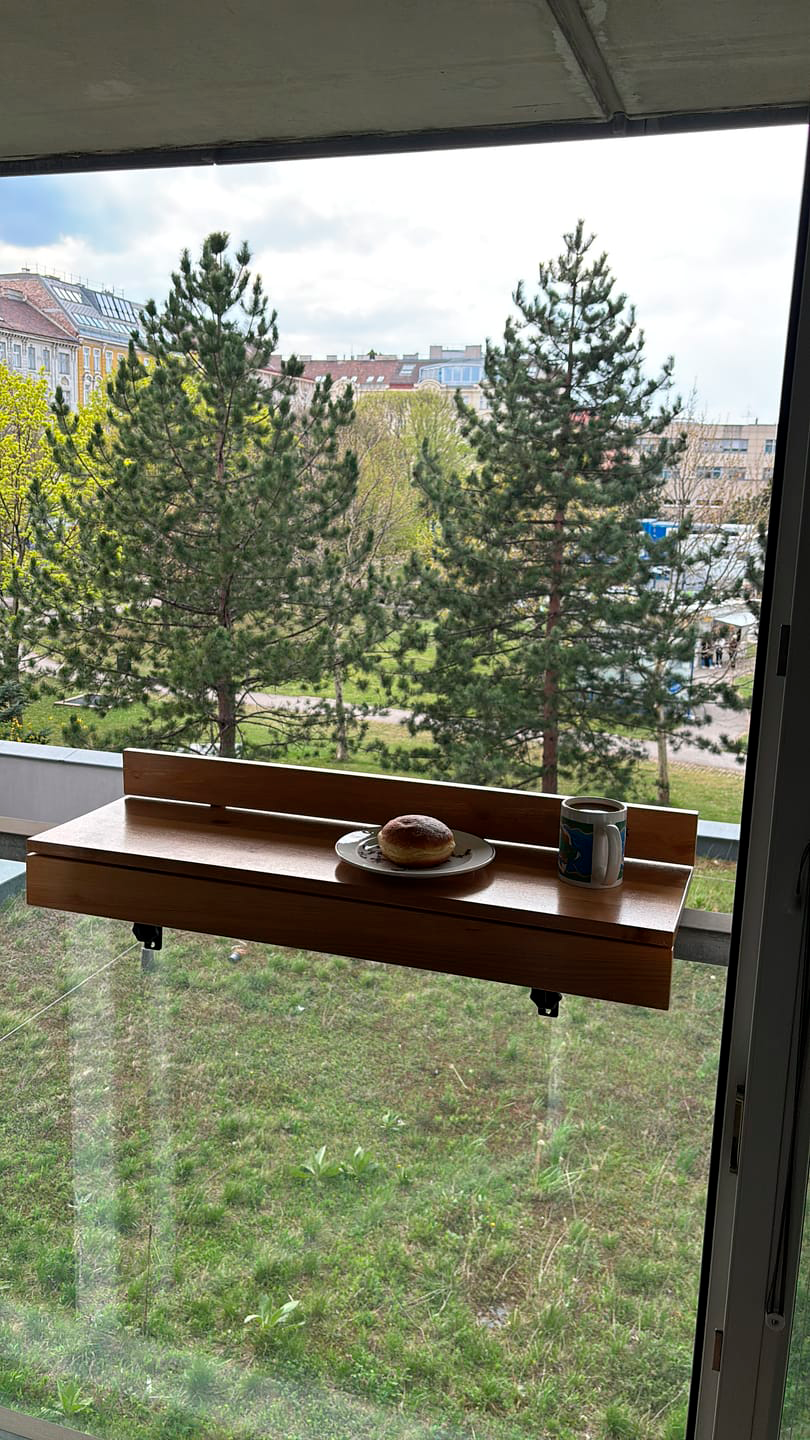 Handcrafted solid oak balcony table – foldable design for small spaces | Handgefertigter Balkontisch aus massiver Eiche – klappbares Design für kleine Balkone – Kraswood