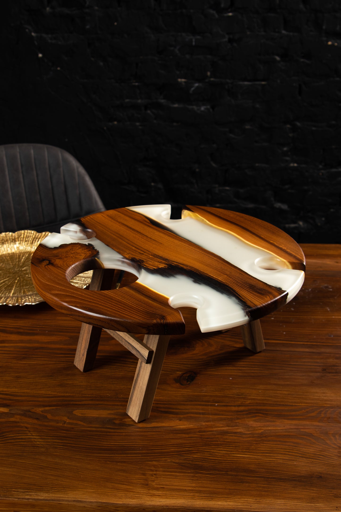 Design-Weintisch aus Massivholz mit Epoxidharz | KrasWood