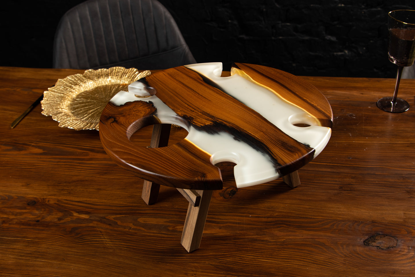 Design-Weintisch aus Massivholz mit Epoxidharz | KrasWood