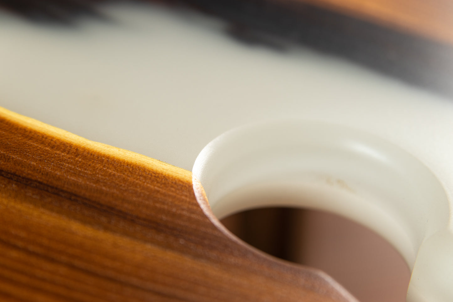 Design-Weintisch aus Massivholz mit Epoxidharz | KrasWood