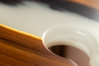 Design-Weintisch aus Massivholz mit Epoxidharz | KrasWood