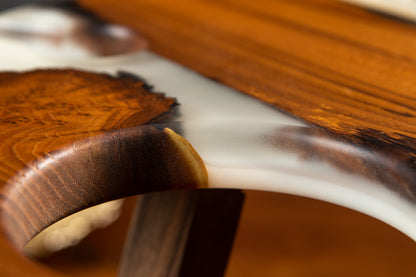 Design-Weintisch aus Massivholz mit Epoxidharz | KrasWood
