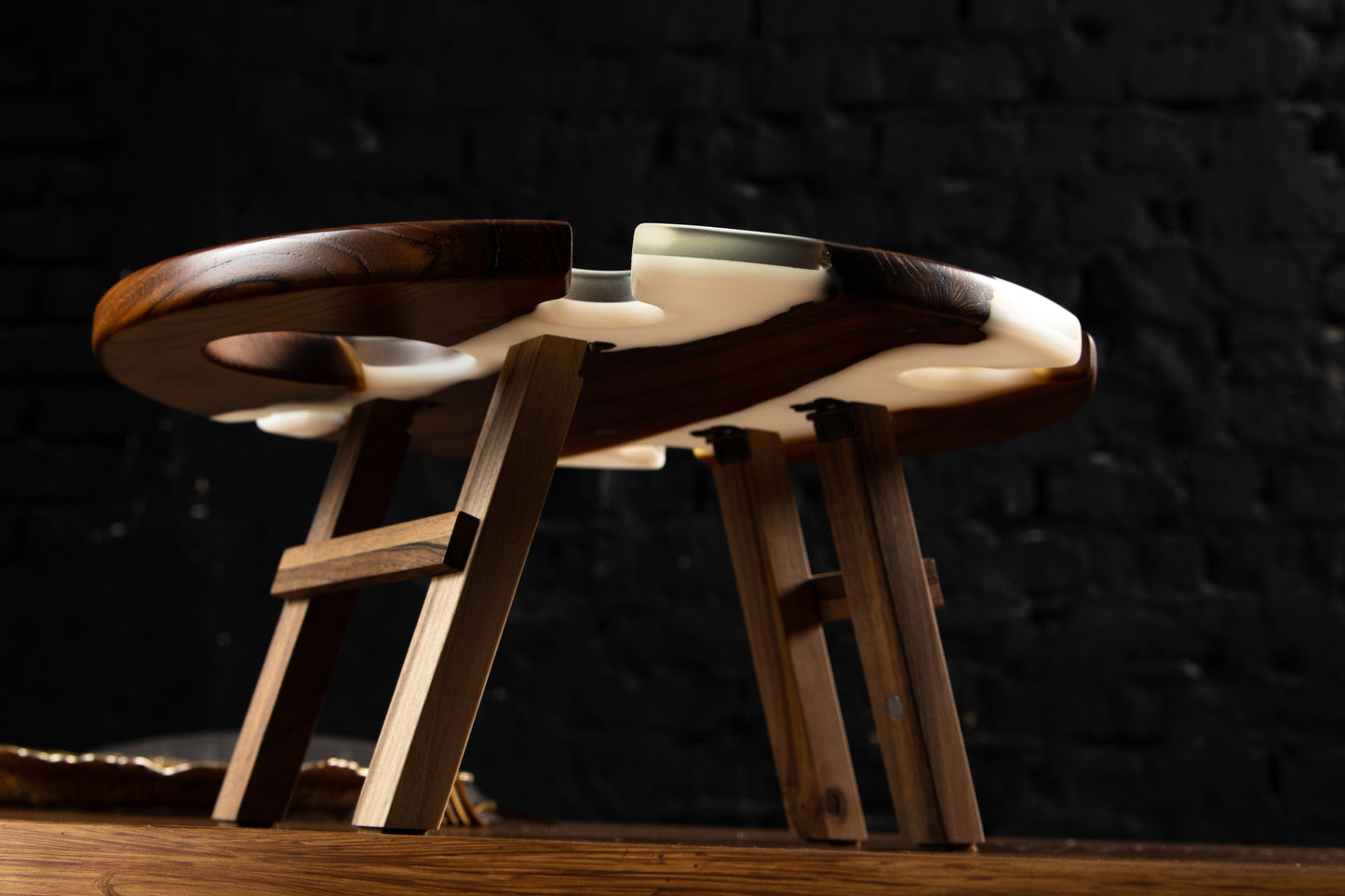 Design-Weintisch aus Massivholz mit Epoxidharz | KrasWood
