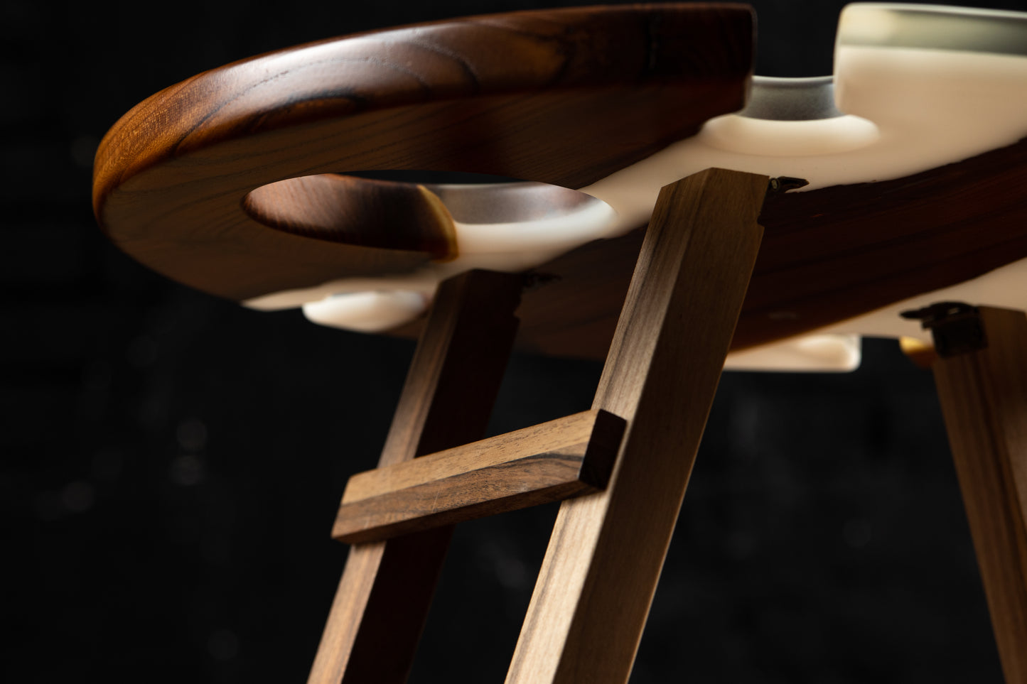 Design-Weintisch aus Massivholz mit Epoxidharz | KrasWood