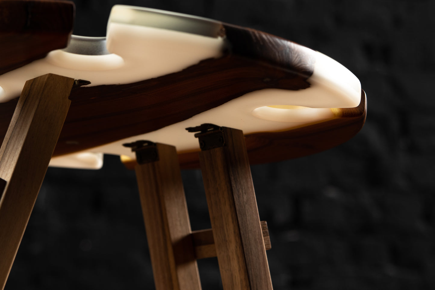 Design-Weintisch aus Massivholz mit Epoxidharz | KrasWood