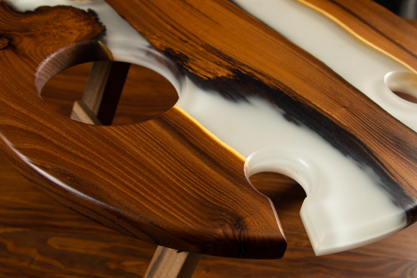 Design-Weintisch aus Massivholz mit Epoxidharz | KrasWood