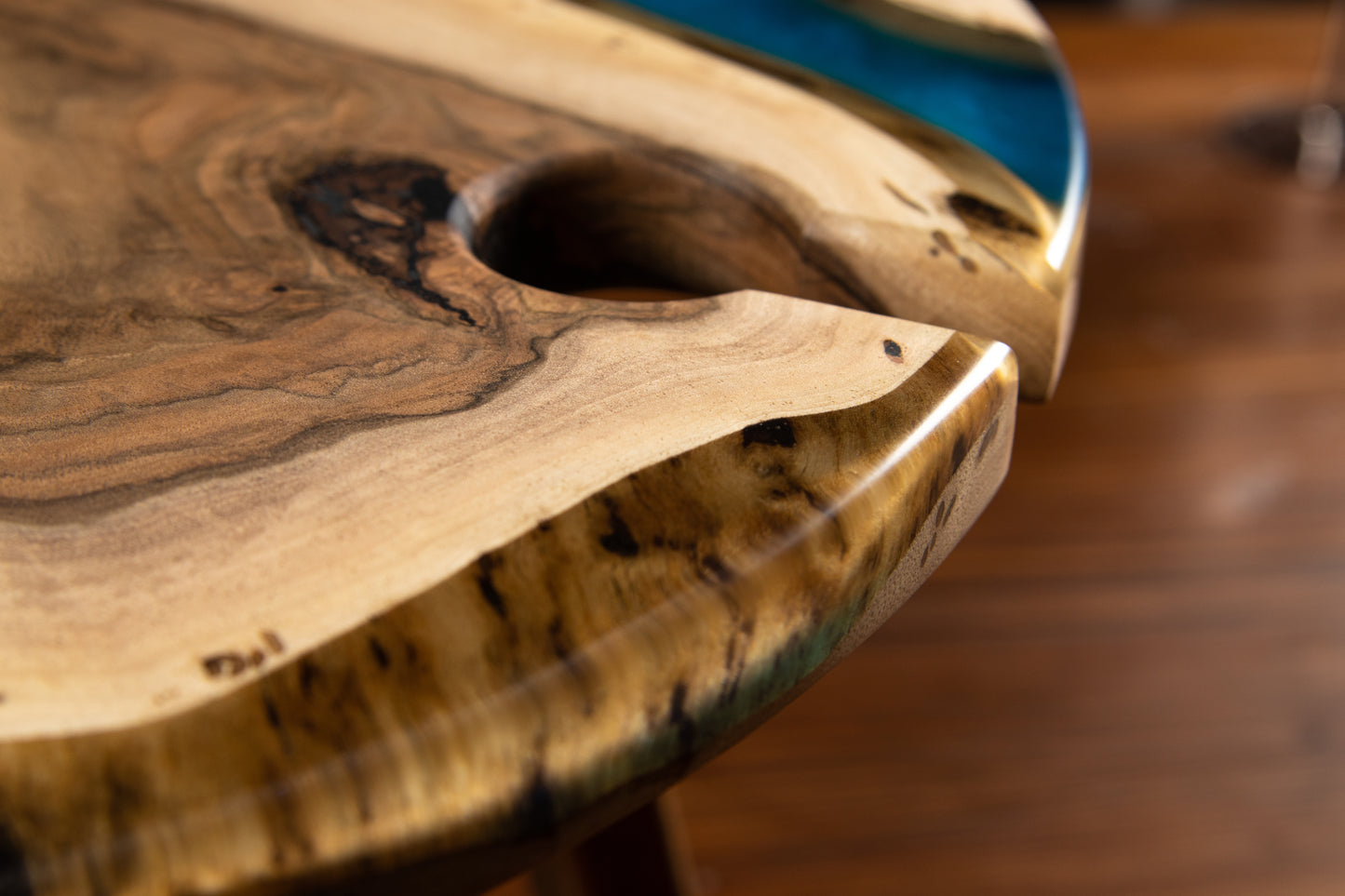 Design-Weintisch aus Massivholz mit Epoxidharz | KrasWood
