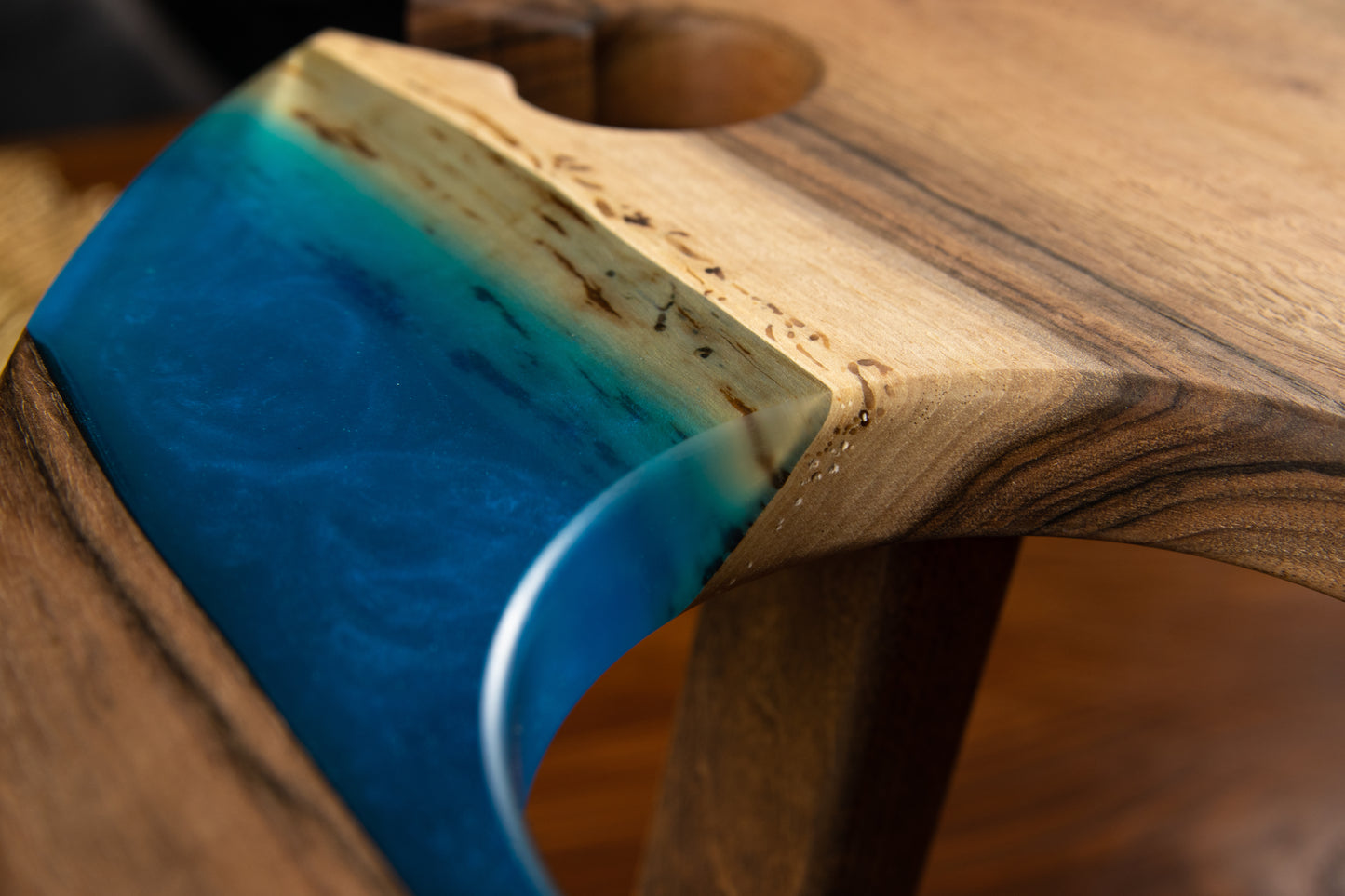 Design-Weintisch aus Massivholz mit Epoxidharz | KrasWood