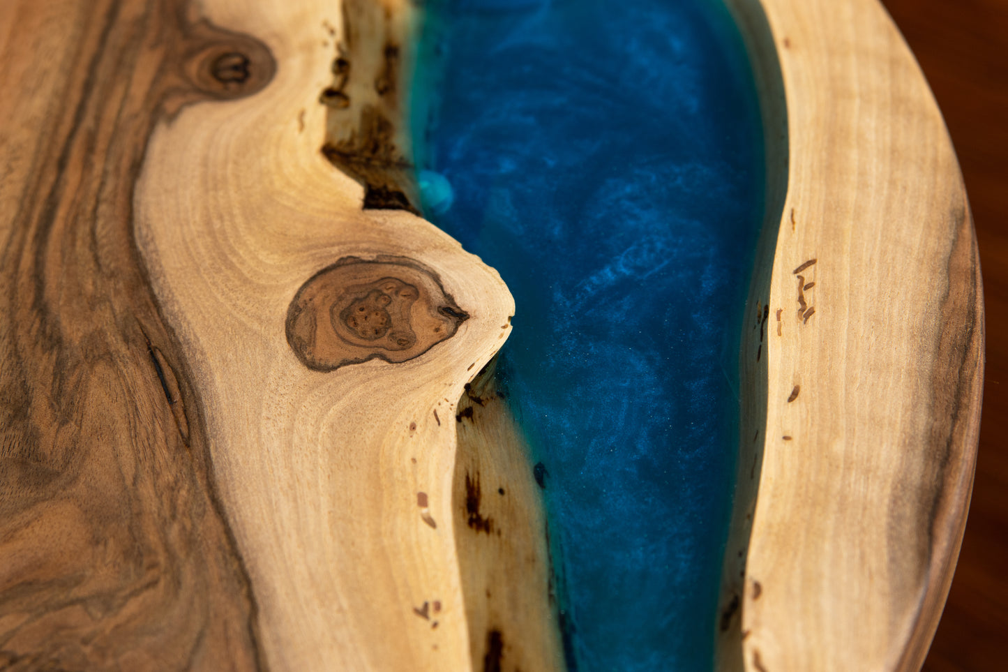 Design-Weintisch aus Massivholz mit Epoxidharz | KrasWood