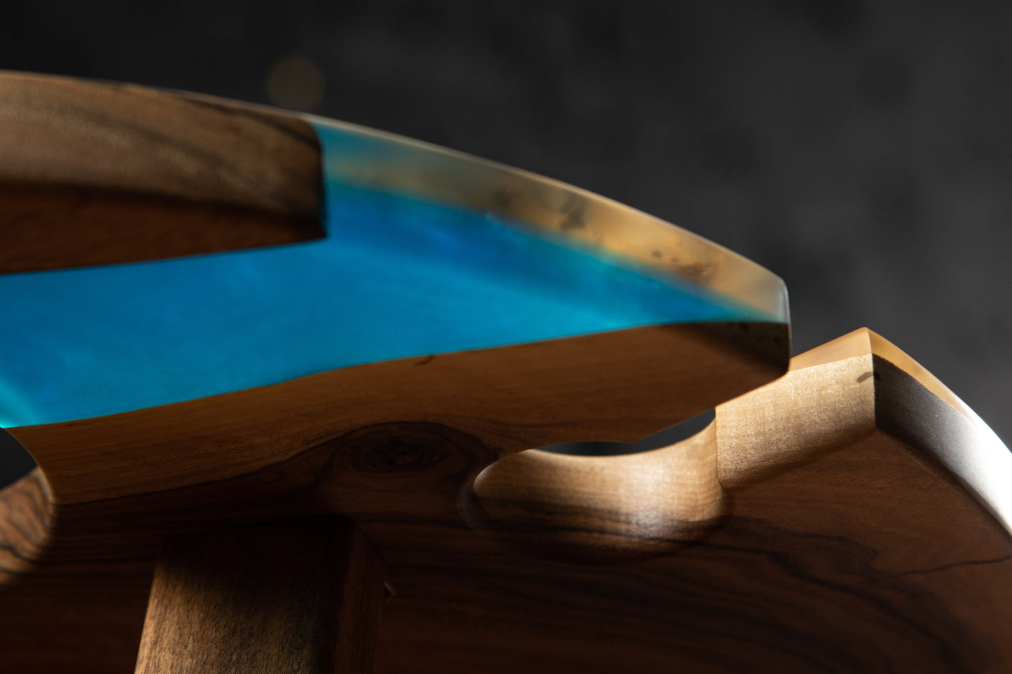 Design-Weintisch aus Massivholz mit Epoxidharz | KrasWood