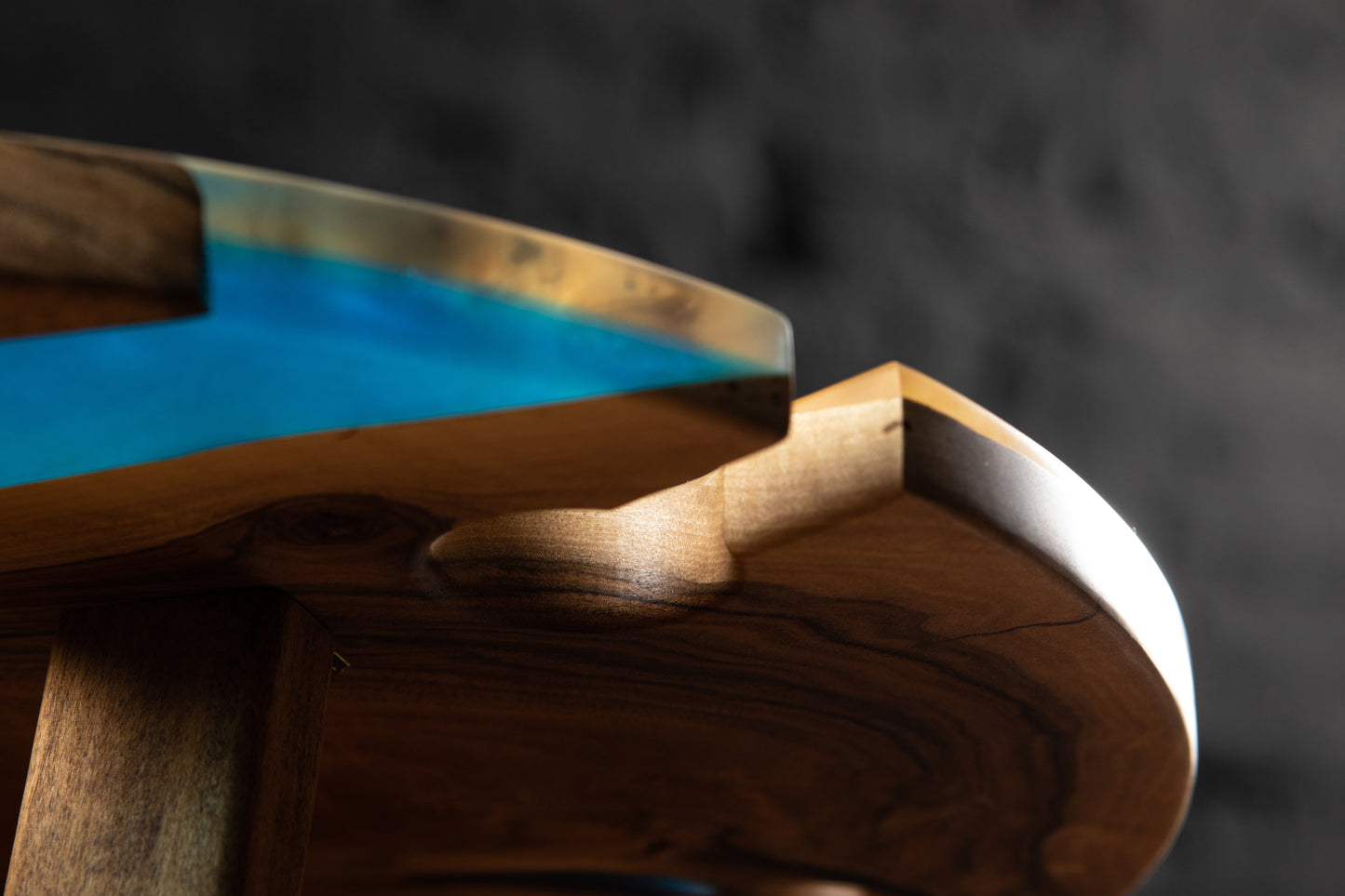 Design-Weintisch aus Massivholz mit Epoxidharz | KrasWood