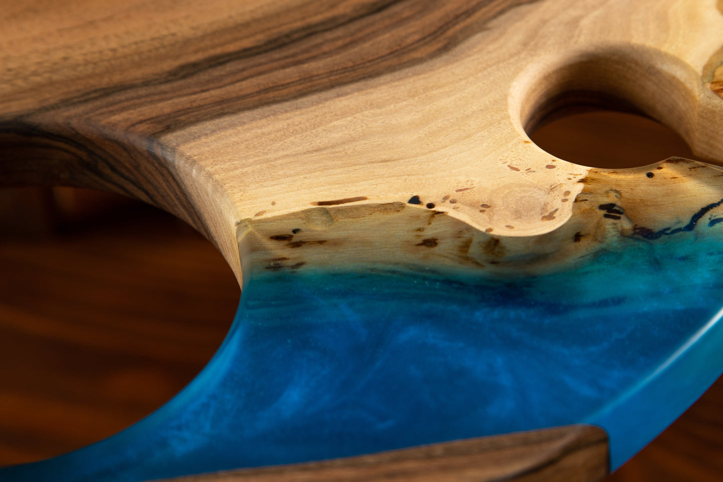 Design-Weintisch aus Massivholz mit Epoxidharz | KrasWood