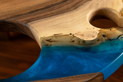 Design-Weintisch aus Massivholz mit Epoxidharz | KrasWood
