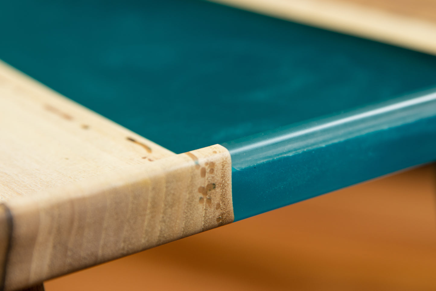 Design-Weintisch aus Massivholz mit Epoxidharz | KrasWood