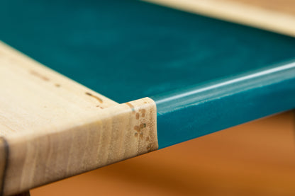 Design-Weintisch aus Massivholz mit Epoxidharz | KrasWood
