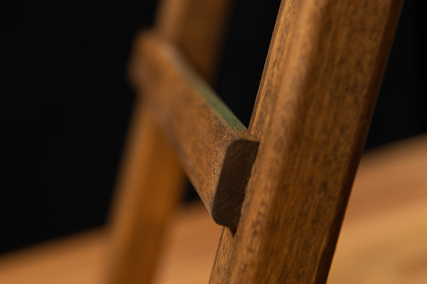 Design-Weintisch aus Massivholz mit Epoxidharz | KrasWood