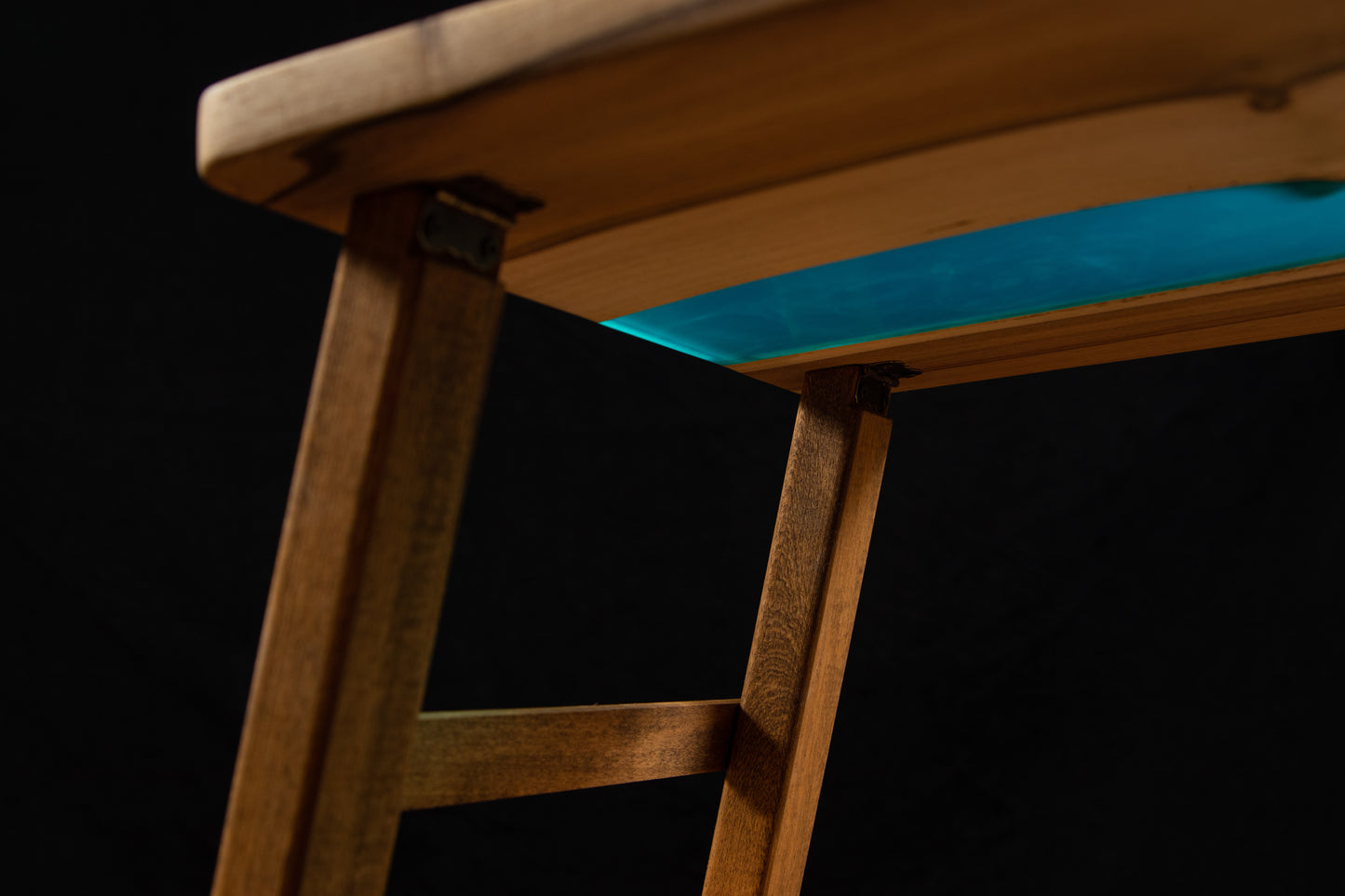 Design-Weintisch aus Massivholz mit Epoxidharz | KrasWood