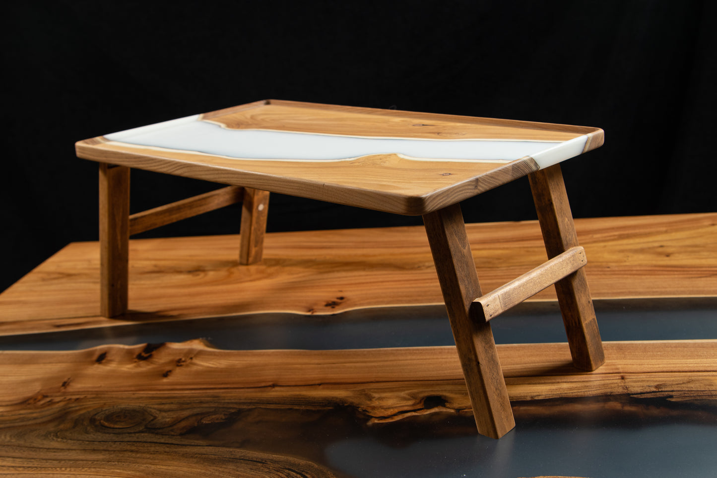 Design-Weintisch aus Massivholz mit Epoxidharz | KrasWood