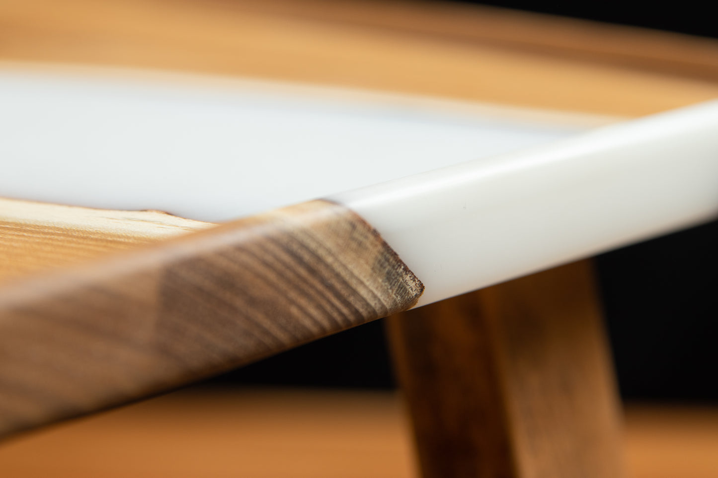 Design-Weintisch aus Massivholz mit Epoxidharz | KrasWood