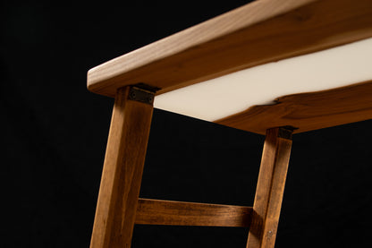 Design-Weintisch aus Massivholz mit Epoxidharz | KrasWood