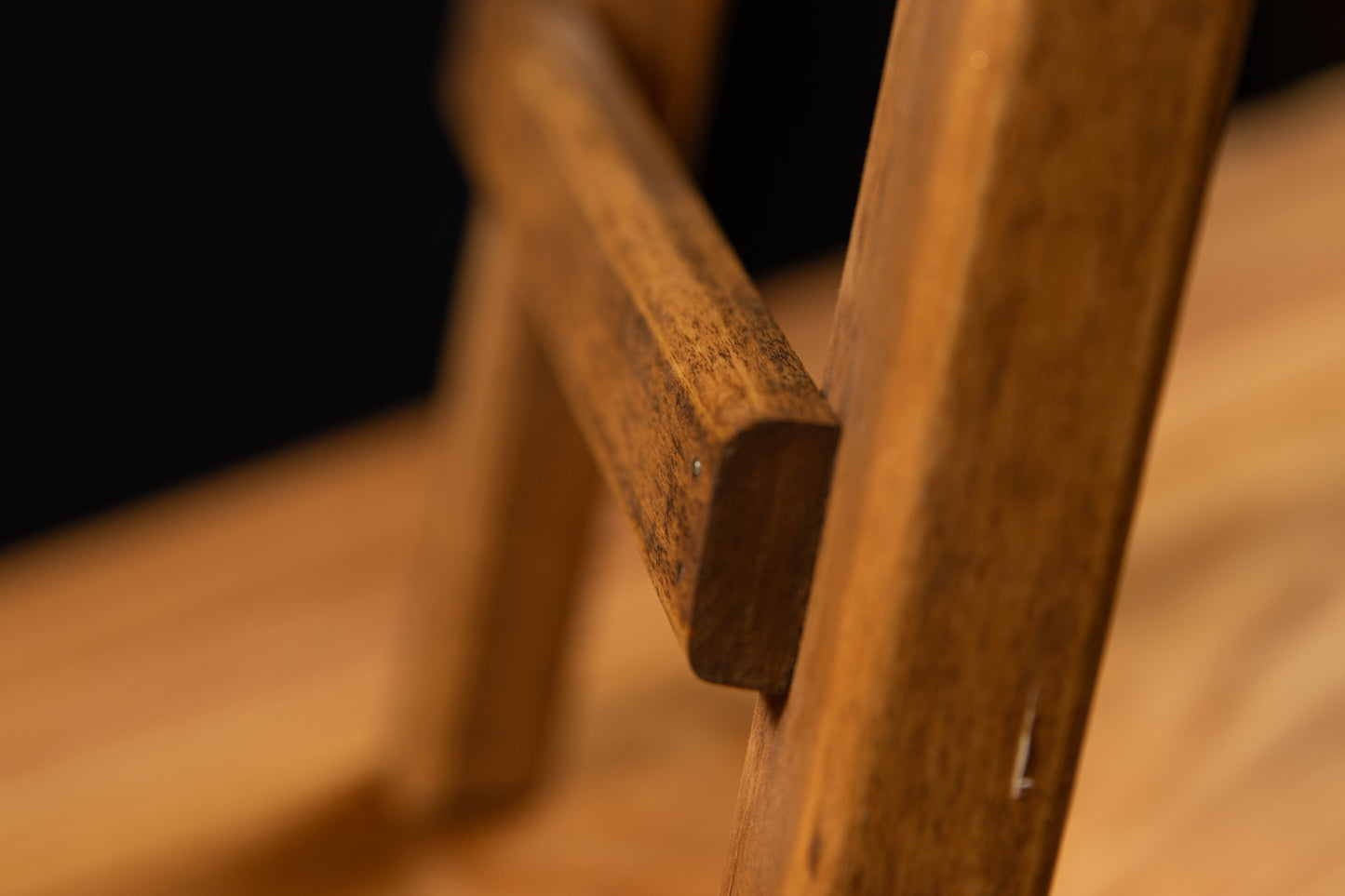 Design-Weintisch aus Massivholz mit Epoxidharz | KrasWood