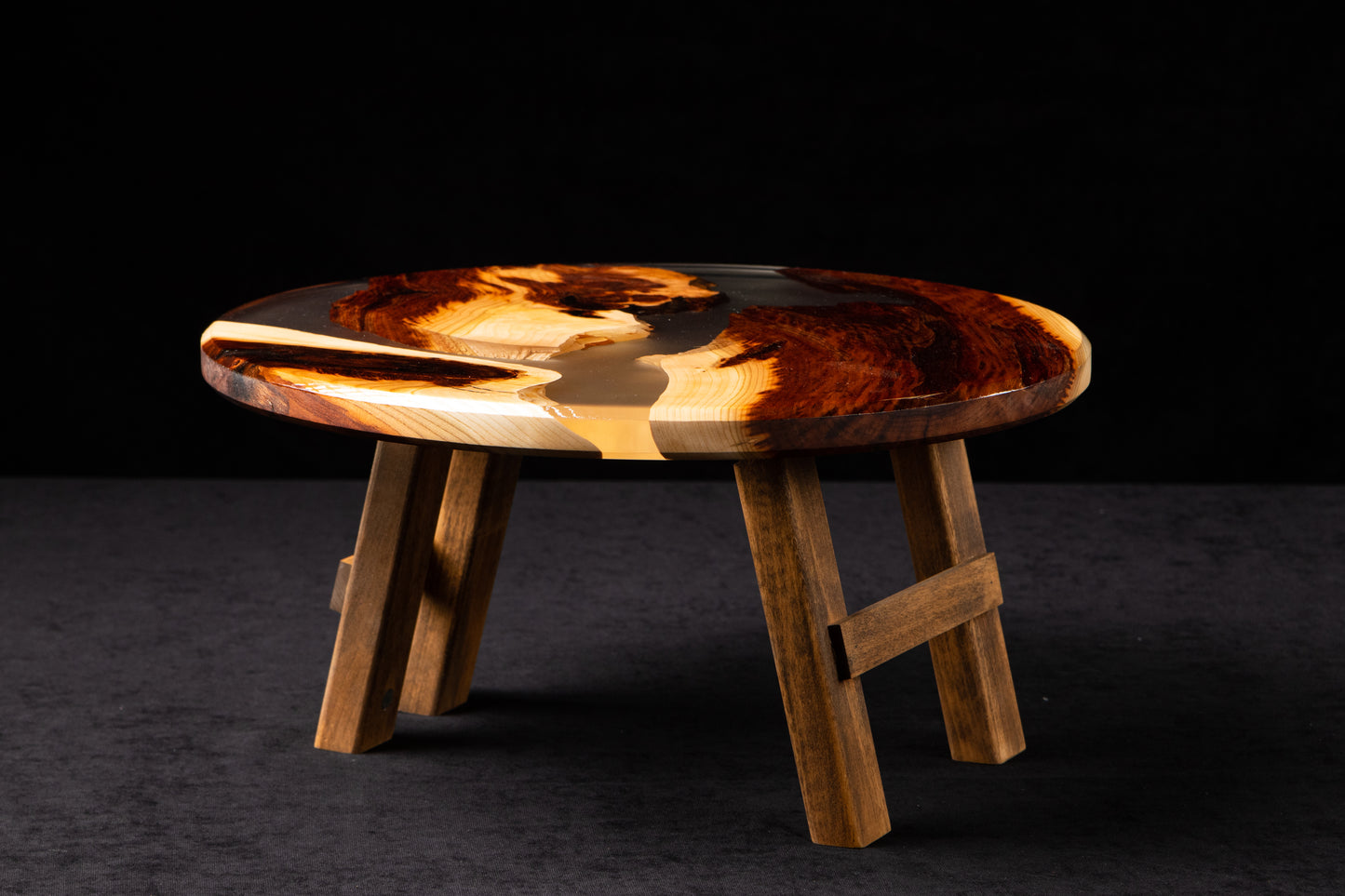 Design-Weintisch aus Massivholz mit Epoxidharz | KrasWood