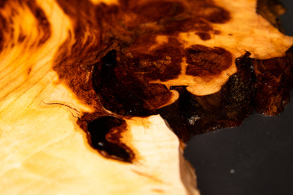Design-Weintisch aus Massivholz mit Epoxidharz | KrasWood