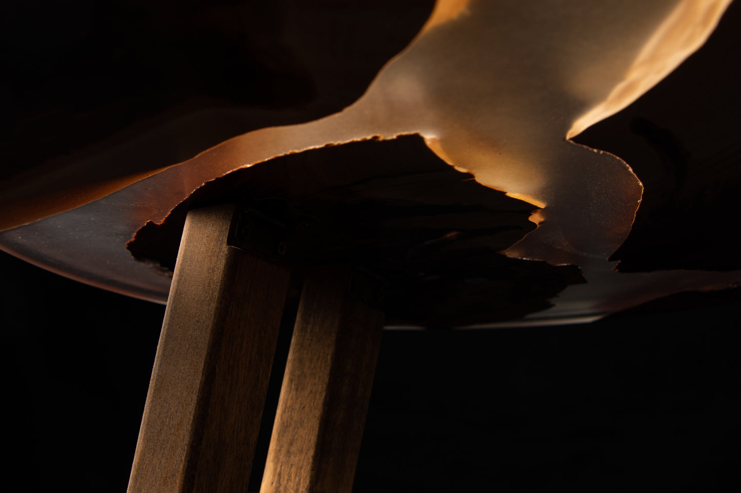 Design-Weintisch aus Massivholz mit Epoxidharz | KrasWood