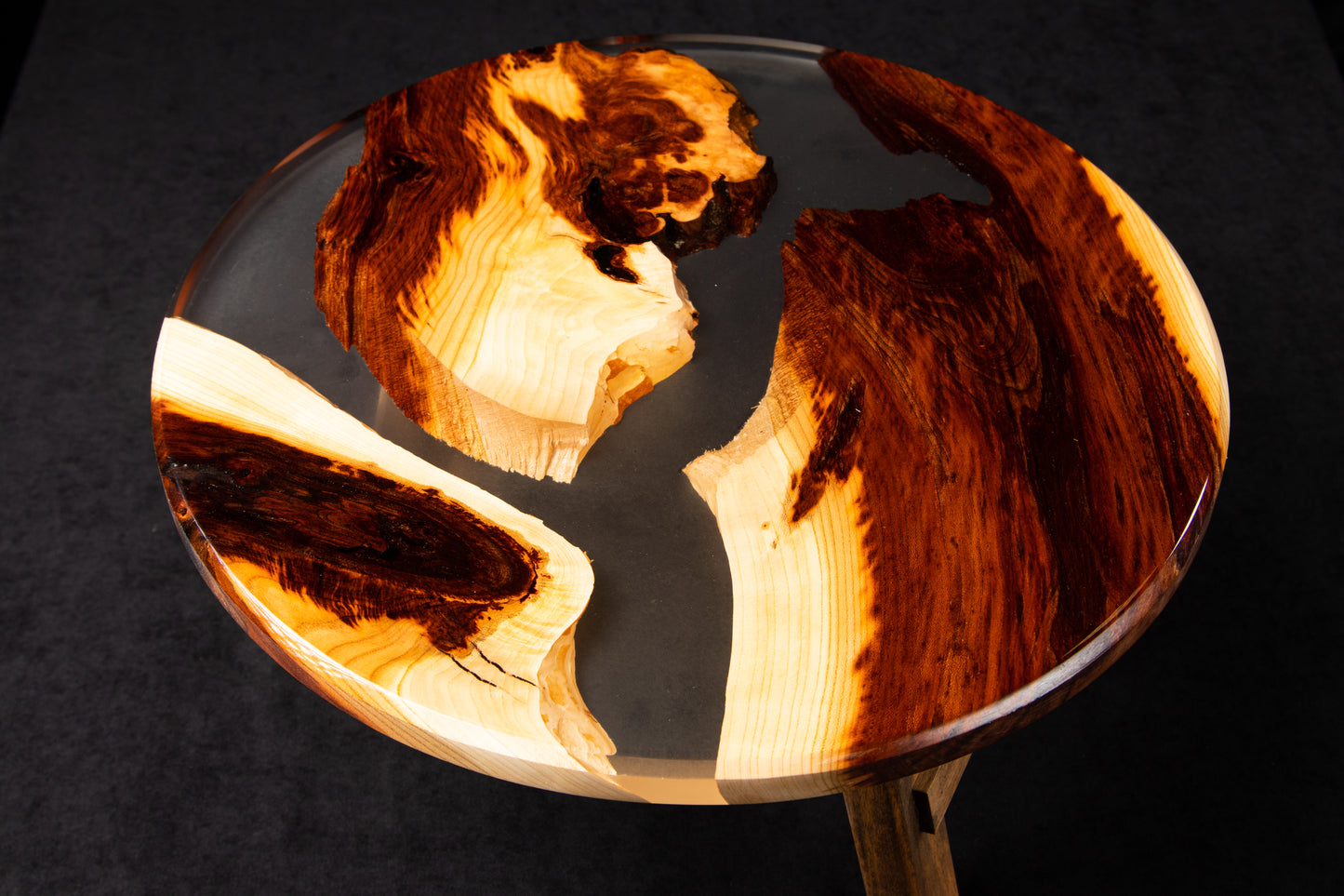 Design-Weintisch aus Massivholz mit Epoxidharz | KrasWood