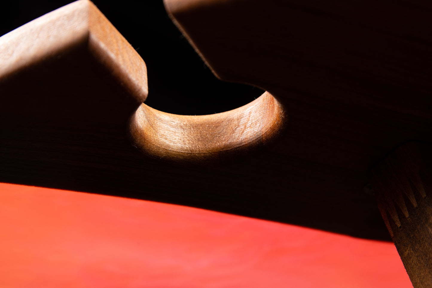 Design-Weintisch aus Massivholz mit Epoxidharz | KrasWood