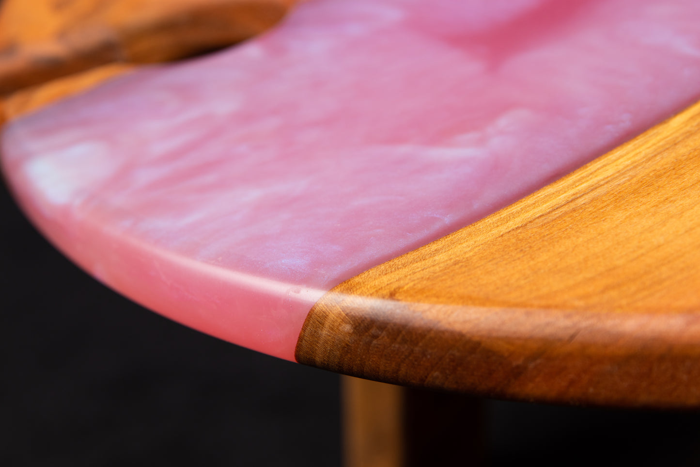 Design-Weintisch aus Massivholz mit Epoxidharz | KrasWood